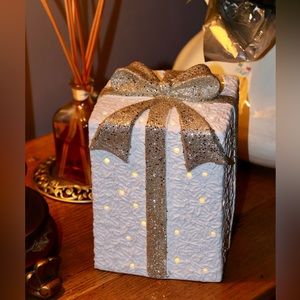 BATTERY OPERATED PORCELAIN CHRISTMAS PRESENT WITH A GLITTERED CHAMPAGNE BOW NWT